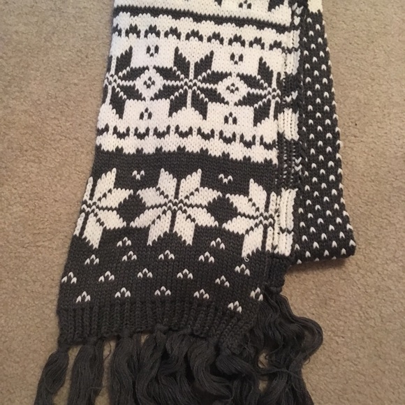 Grey and white winter set: scarf, gloves, headband - Picture 2 of 4